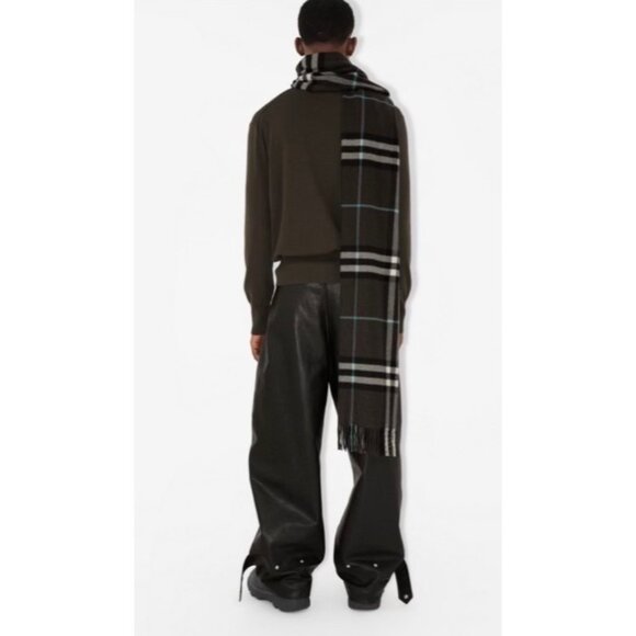 Burberry Washed Giant Check Cashmere Scarf Otter 8074793 - Picture 2 of 11